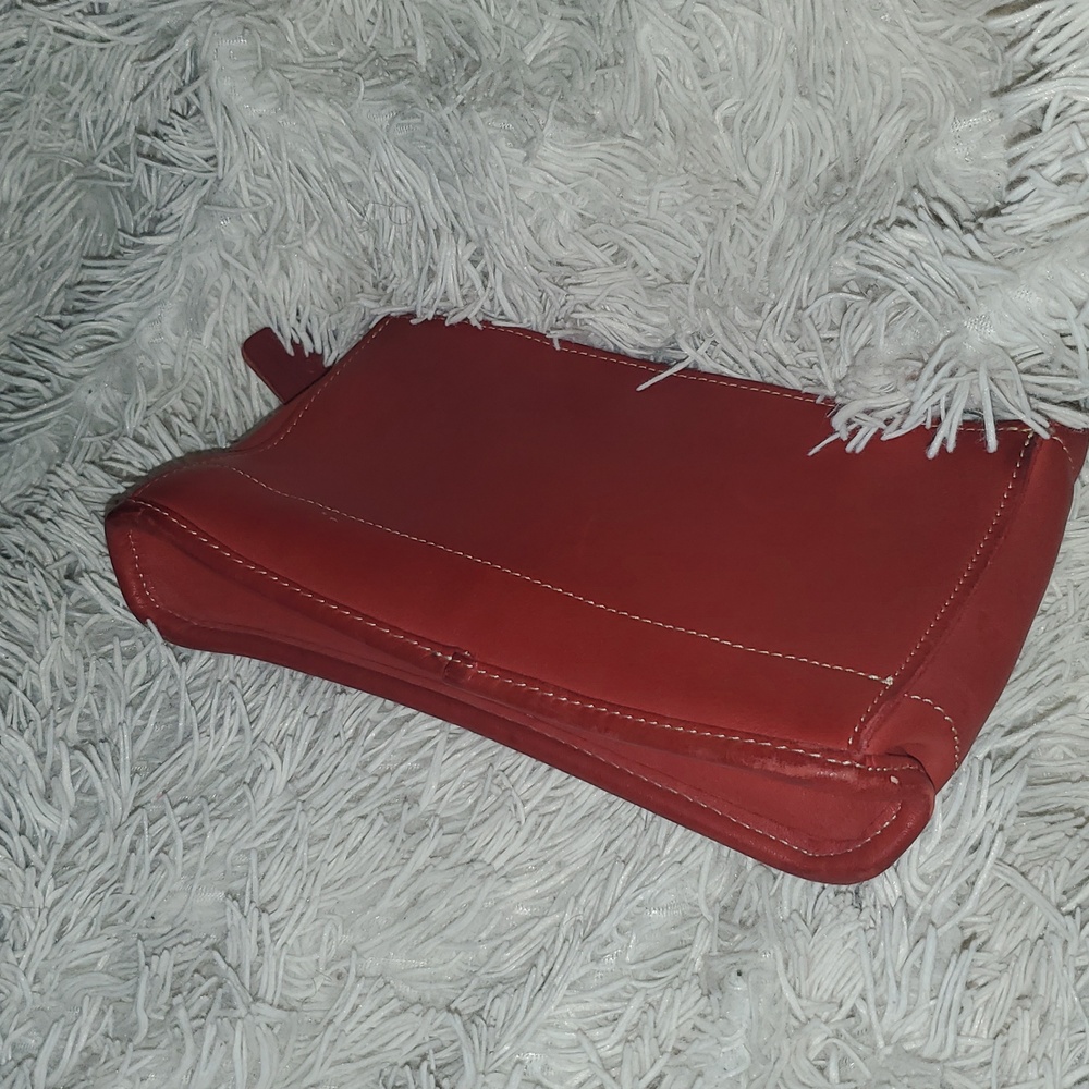 🎈✨️Elegant Red Med Leather Handbag. 👝 - Picture 2 of 3